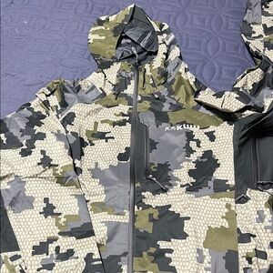 Chugash rain jacket from Kuiu. Size large. Never worn.